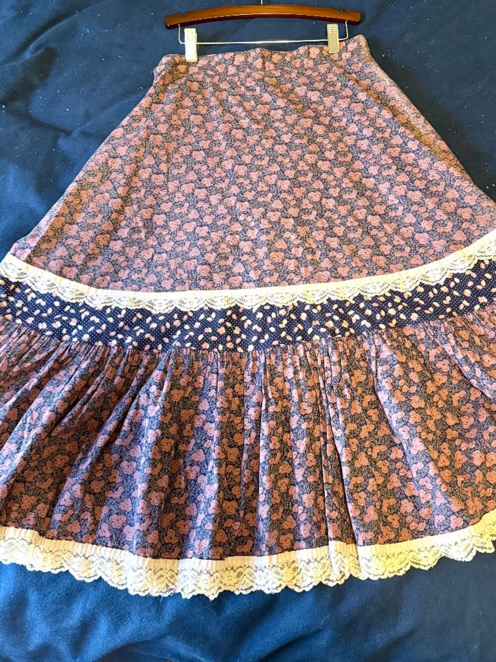 Vintage Gunne Sax-style prairie boho floral tiered swing skirt with lace edging